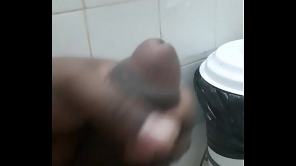 Masturbando no banheiro do serviço