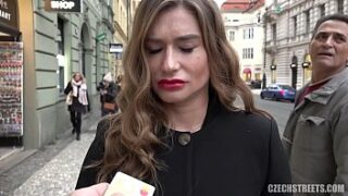 Ofrezco dinero a una agente para chingar