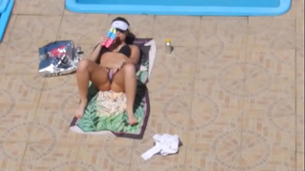 Flagra safada masturbando Piscina Flagged Dame masturbate on the pool