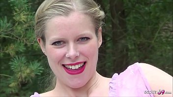 Deutsches junges Paar filmt sich beim Intercourse im Wald von nebenan – German Teenie