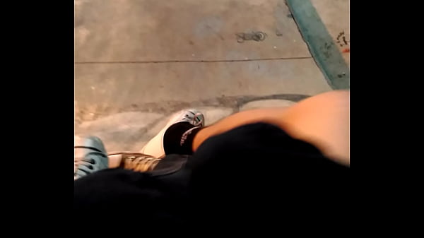 Casal cruza gostoso em publico na pista de skate