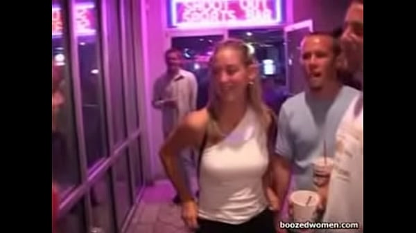 gals flashing tits and culo