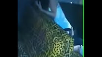 Pillados en la fiesta, Ella da sus sentones en el sofá.